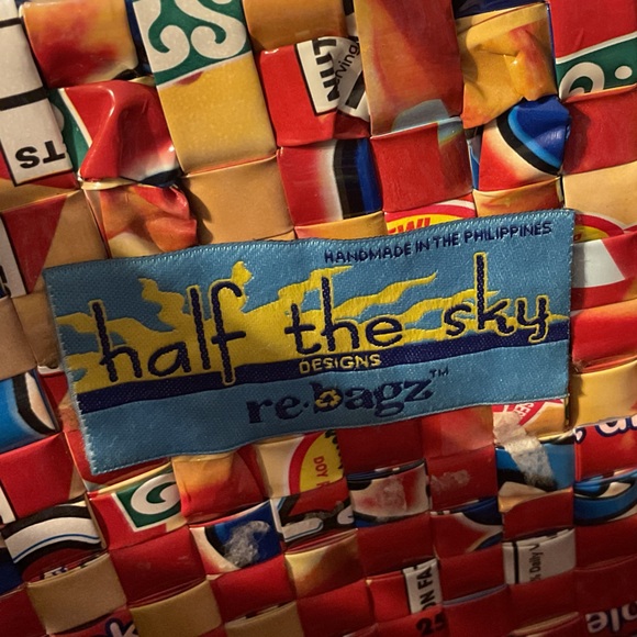 NEW/ REBAGZ HALF THE SKY DESIGNS HANDMADE IN PHILIPPINES RECYCLED JUICE BAG - Picture 3 of 16